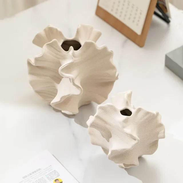 NovaVase – De Witte Keramische Vaas die Elegantie en Stijl naar je Interieur Brengt