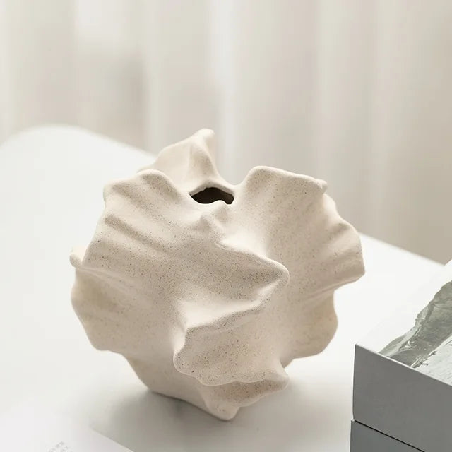 NovaVase – De Witte Keramische Vaas die Elegantie en Stijl naar je Interieur Brengt